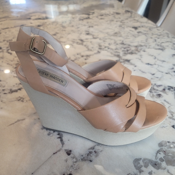Steve Madden Shoes - Steve Madden Tan wedge sandals, sz 10